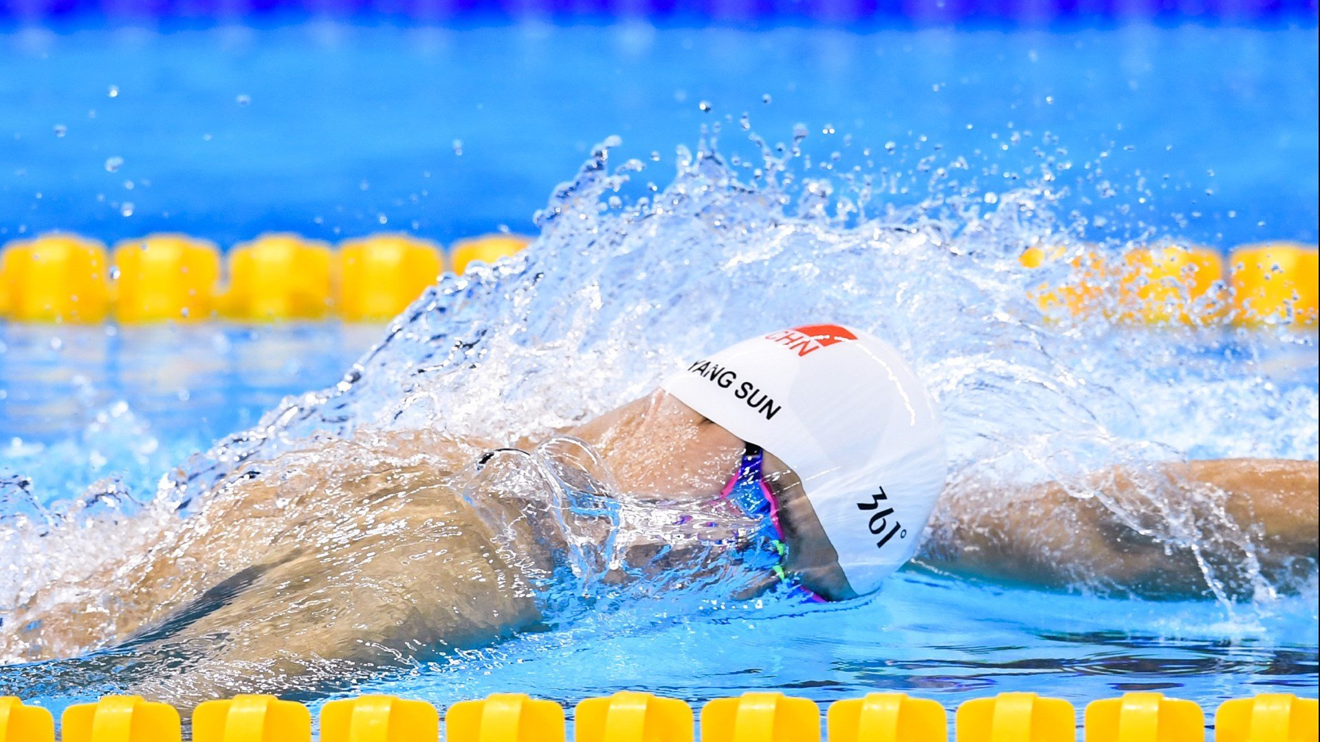 年度焦点之战之夜，当哈兰德撕碎战术板，足球回归原始狂欢